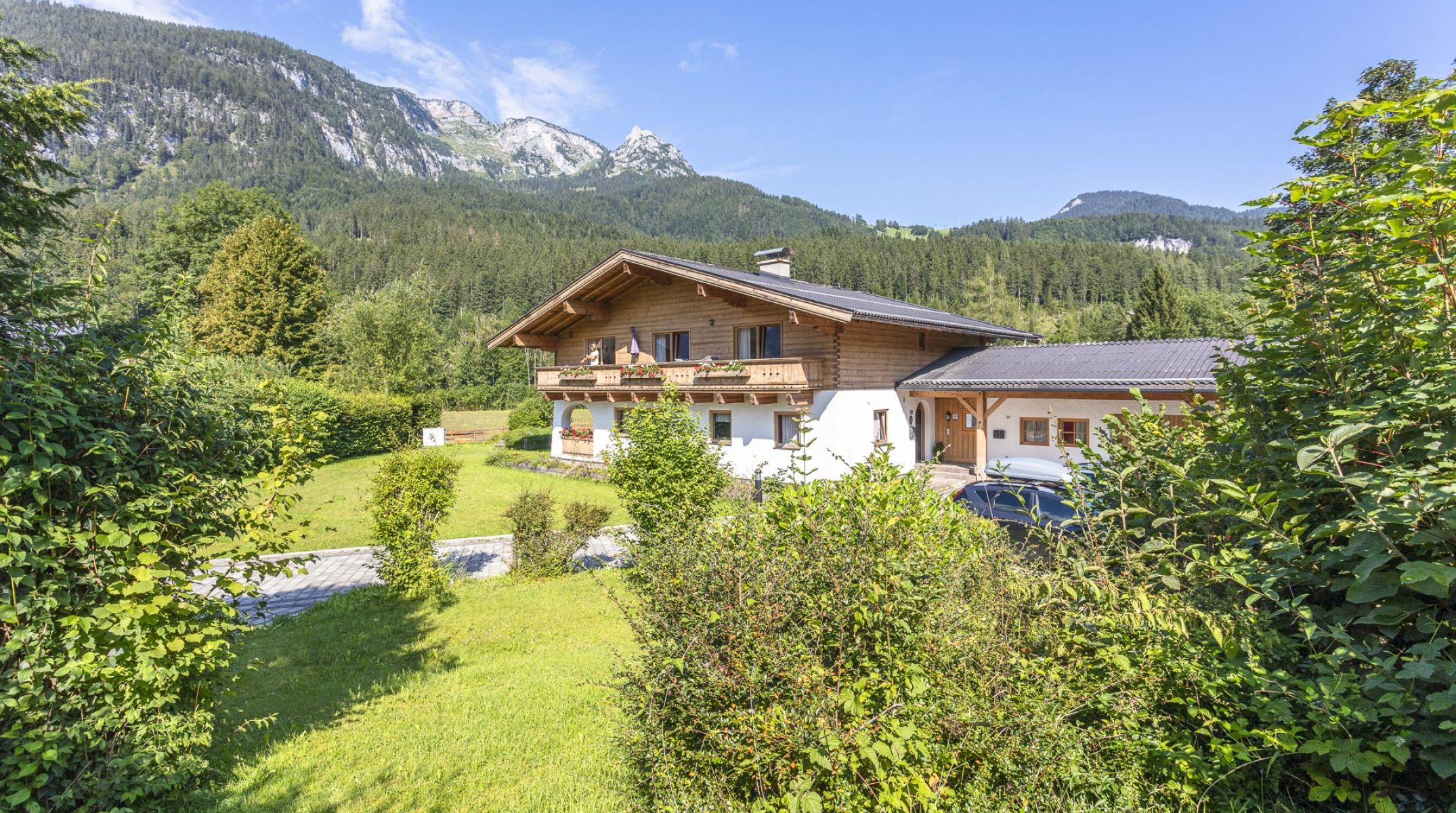 Cottage surrounded by nature and mountains